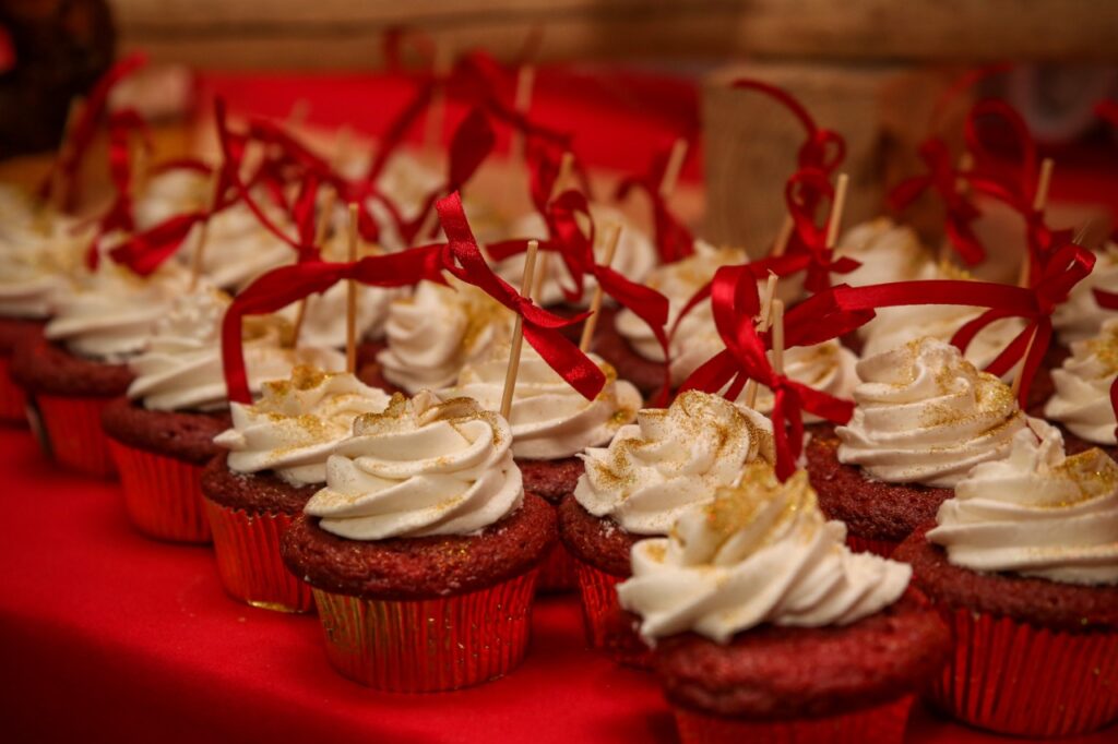 red velvet cup cakes — staging demonstration